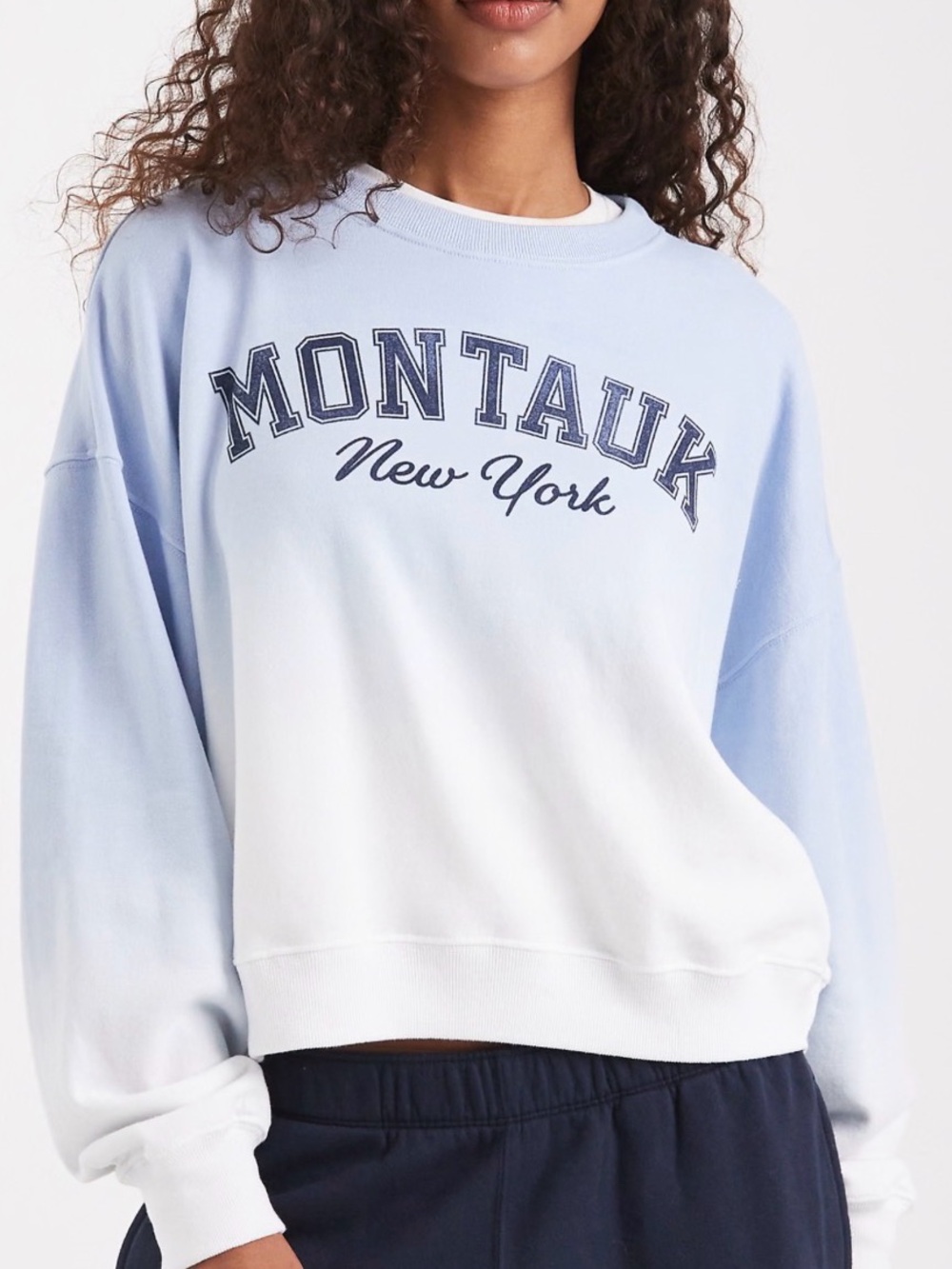Hollister Montauck New York Crewneck Sweatshirt in Blue Ombre Size M